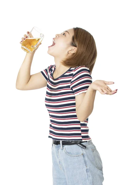 Beaufiful Chinês Americano Mulher Segurando Uma Caneca Cerveja Isolada Fundo — Fotografia de Stock