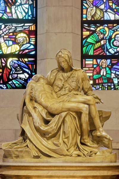 Sebuah Replika Dari Patung Pieta Yang Terkenal Dalam Katedral Manila — Stok Foto