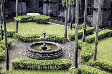 Court yard San Agustin Kilisesi bahçelerinde ilk 1571 inşa ve Filipinler en eski Kilisesi ve destoryed birçok kez tarafından ulusal desasters ve savaş. Intramuros, Philipinnes