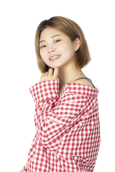 美丽的华裔美国妇女身着休闲服装隔离白色背景 — 图库照片