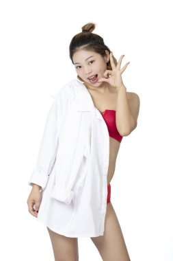 Beyaz bir gömlek ve bir çift kırmızı külot ve sutyen beyaz bir arka plan üzerinde izole poz güzel Çinli kadın.