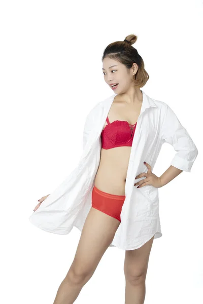 Krásná Čínská Žena Pózuje Bílé Košili Pár Červené Kalhotky Podprsenka — Stock fotografie