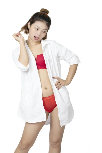 Красивая Китаянка Позирует Белой Рубашке Пара Красных Трусиков Бюстгальтер Изолированы — стоковое фото