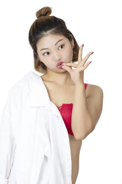 Hermosa Mujer China Posando Una Camisa Blanca Par Bragas Rojas — Foto de Stock