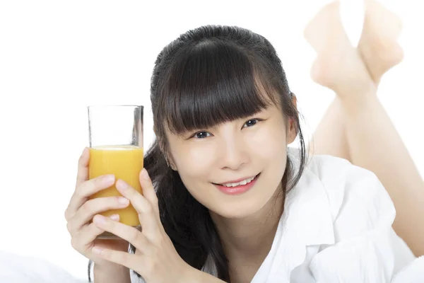 Mulher Chinesa Bonita Beber Suco Laranja Isolado Fundo Branco — Fotografia de Stock