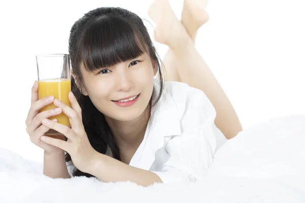 Mooie Chinese Vrouw Drinken Sinaasappelsap Geïsoleerd Witte Achtergrond — Stockfoto