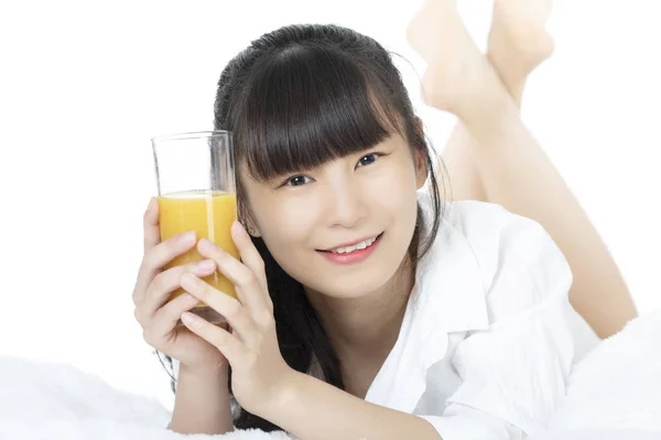 Mooie Chinese Vrouw Drinken Sinaasappelsap Geïsoleerd Witte Achtergrond — Stockfoto