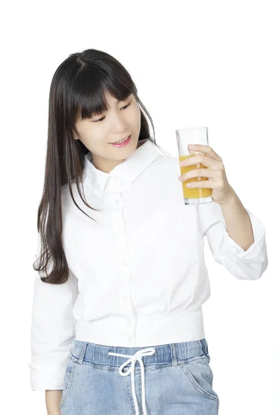 Schöne Chinesin Trinkt Orangensaft Isoliert Auf Weißem Hintergrund — Stockfoto