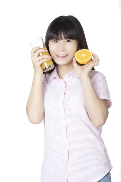 Красиві Китайська Жінка Пити Апельсиновий Сік Ізольовані Білому Тлі — стокове фото