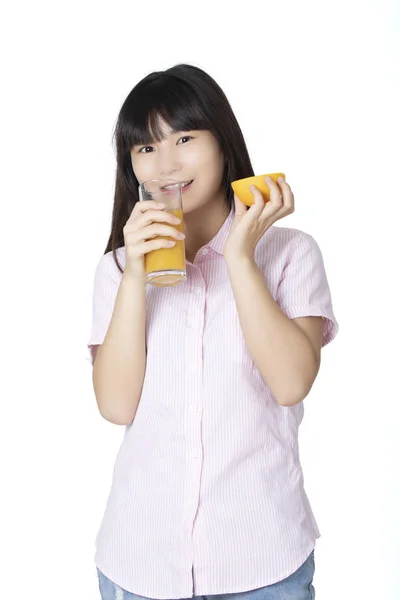 Mulher Chinesa Bonita Beber Suco Laranja Isolado Fundo Branco — Fotografia de Stock