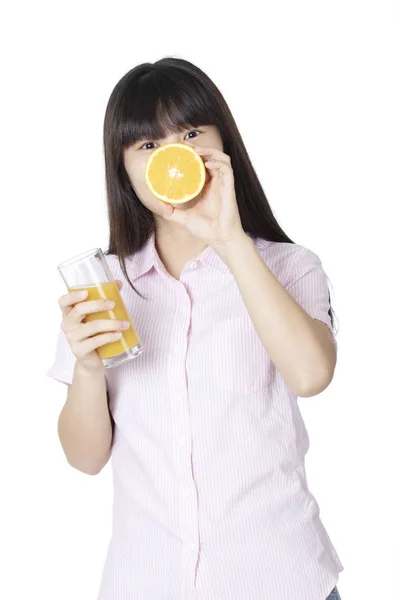 在白色背景查出的喝橙汁的美丽的中国妇女 — 图库照片