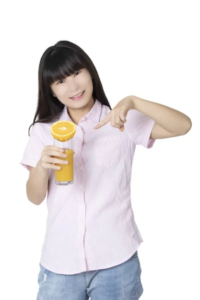 Mulher Chinesa Bonita Beber Suco Laranja Isolado Fundo Branco — Fotografia de Stock