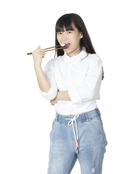 漂亮的美籍华裔女人拿着用筷子隔离在白色背景下的寿司 — 图库照片