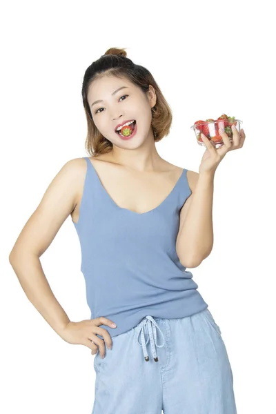 Vacker Kinesisk Kvinna Håller Skål Med Jordgubbar Bär Casual Kläder — Stockfoto