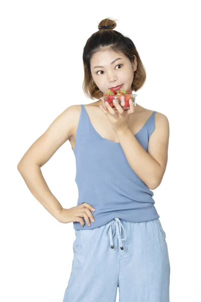 Mooie Chinese Vrouw Met Een Kom Van Aardbeien Dragen Casual — Stockfoto