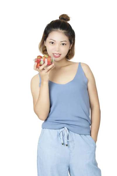 Vacker Kinesisk Kvinna Håller Skål Med Jordgubbar Bär Casual Kläder — Stockfoto