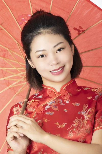 Beautiful Chinese woman wearing a Chipao isolated on white backg — Stock Photo, Image