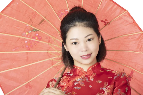 Mooie Chinese vrouw het dragen van een geïsoleerd op witte backg Chipao — Stockfoto