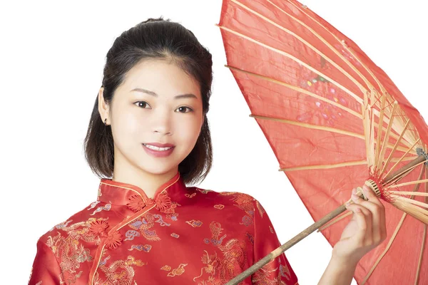 Красивая китаянка в чипао, изолированная на белом фоне — стоковое фото