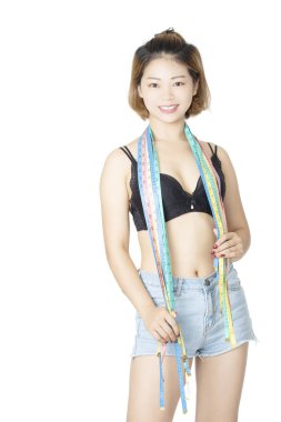 Çinli kadın beyaz arka plan üzerinde sütyen ve kot şort poz