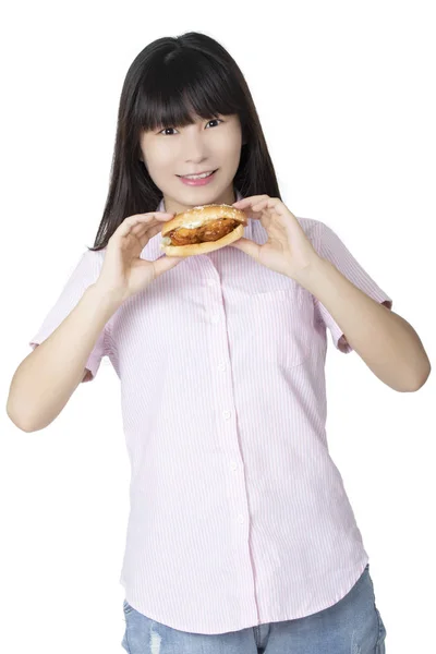 Chinese Amerikaanse vrouw eten kip sandwich geïsoleerd op wit — Stockfoto