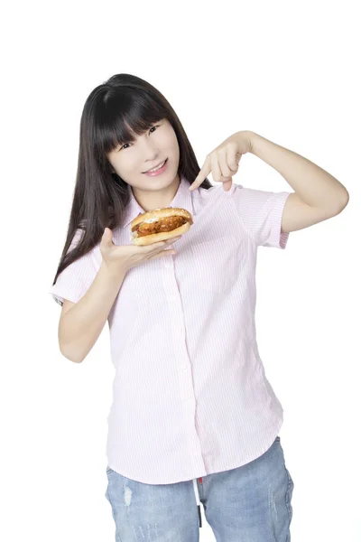 Chinesisch-amerikanische Frau isst Hühnersandwich isoliert auf weiß — Stockfoto
