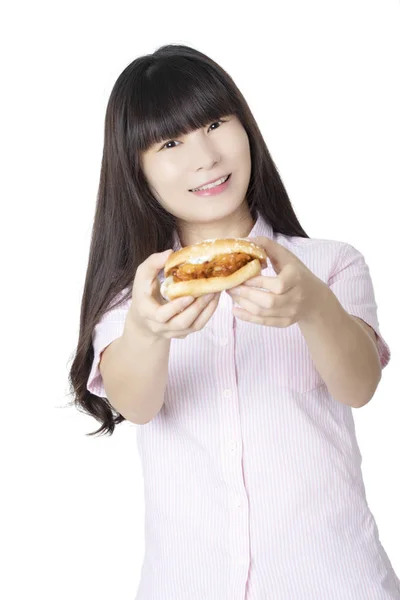 Китайська американська жінка їсть Куряче сендвіч ізольований на білому — стокове фото