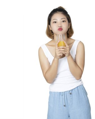 Çinli kadın beyaz arka plan izole portakal suyu içme