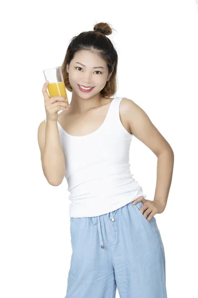 Κινεζική γυναίκα πίνοντας χυμό πορτοκαλιού απομονώνεται σε λευκό φόντο — Φωτογραφία Αρχείου