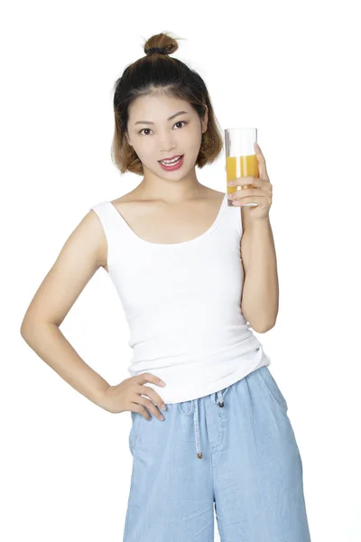 Chinesische Frau trinkt Orangensaft isoliert auf weißem Hintergrund — Stockfoto