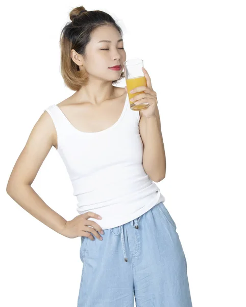 Chinesische Frau trinkt Orangensaft isoliert auf weißem Hintergrund — Stockfoto