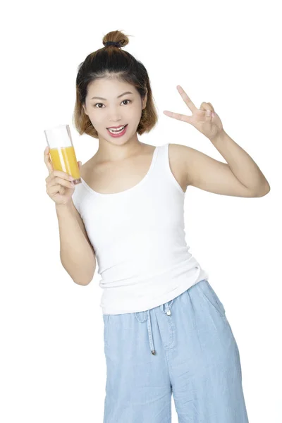 Chinesische Frau trinkt Orangensaft isoliert auf weißem Hintergrund — Stockfoto