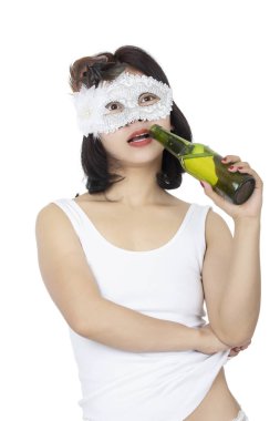 Çinli kadın beyaz backgroun izole bira şişesi tutan