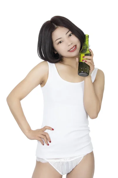 Chińska kobieta trzyma butelkę piwa wyizolowaną białym oświetlenie tła — Zdjęcie stockowe