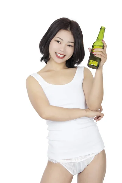 Chinese vrouw het houden van fles bier geïsoleerd op witte backgroun — Stockfoto