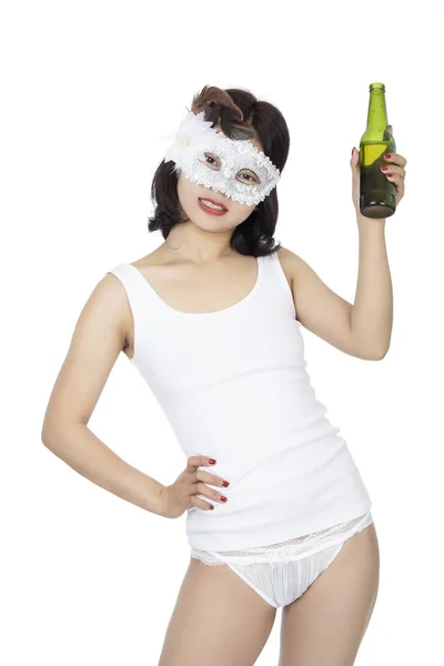 Mulher chinesa segurando garrafa de cerveja isolada no backgroun branco — Fotografia de Stock