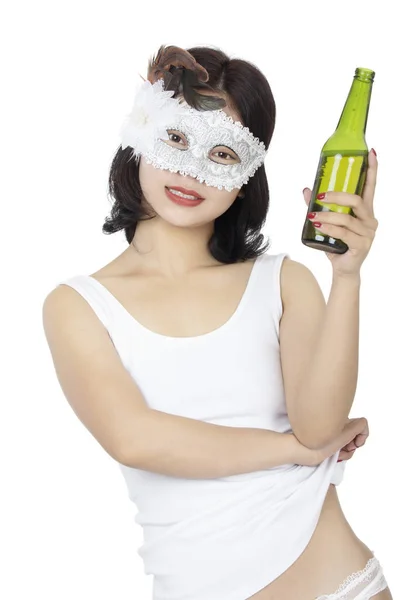흰색 백그룬에 고립 된 맥주 병을 들고있는 중국 여성 — 스톡 사진