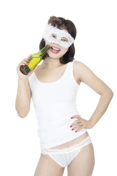 Chinese vrouw het houden van fles bier geïsoleerd op witte backgroun — Stockfoto