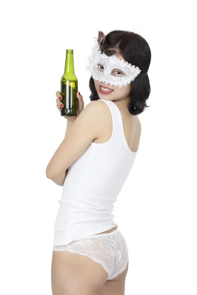 Chinese vrouw het houden van fles bier geïsoleerd op witte backgroun — Stockfoto