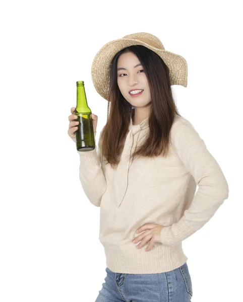 Donna cinese in possesso di bottiglia di birra isolata su backgroun bianco — Foto Stock