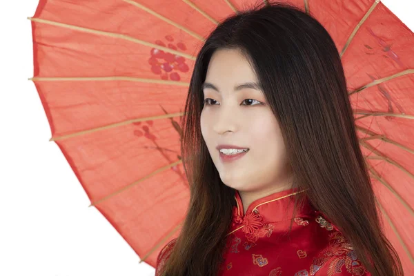 Mooie Chinese vrouw het dragen van een geïsoleerd op witte backg Chipao — Stockfoto