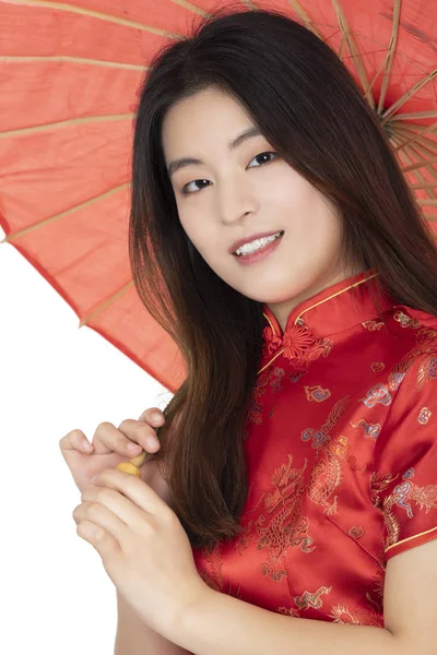 Mooie Chinese vrouw het dragen van een geïsoleerd op witte backg Chipao — Stockfoto