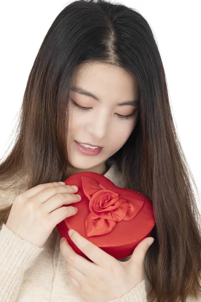 Beyaz arka plan üzerinde izole kırmızı bir kalp tutan Asyalı kadın — Stok fotoğraf