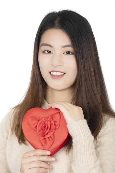 Beyaz arka plan üzerinde izole kırmızı bir kalp tutan Asyalı kadın — Stok fotoğraf