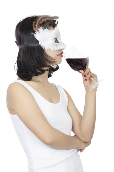 Chinese vrouw het houden van glas wijn geïsoleerd op witte achtergrond — Stockfoto
