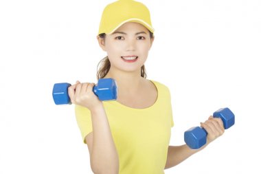 Asyalı kadın üzerinde beyaz izole halter ağırlık kullanarak dışarı çalışma