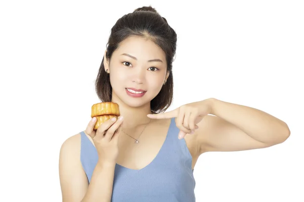 Mujer china sosteniendo pastel de luna aislado sobre un fondo blanco — Foto de Stock