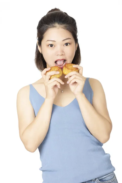 Chinesin hält Mondkuchen isoliert auf weißem Hintergrund — Stockfoto