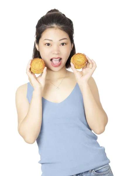 Mujer china sosteniendo pastel de luna aislado sobre un fondo blanco — Foto de Stock