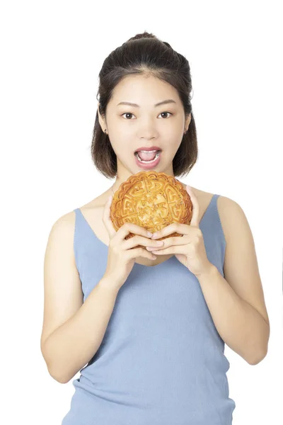 Chinesin hält Mondkuchen isoliert auf weißem Hintergrund — Stockfoto